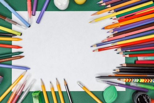 책상 위에 놓인 연필, 지우개, 색연필 등 학용품
