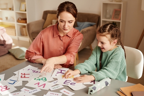 알파벳 카드와 영어 교재가 놓인 책상
