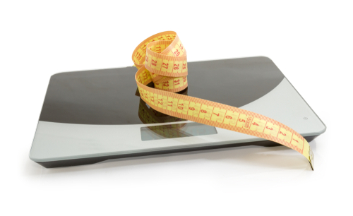 줄자와 체중계가 놓인 모습