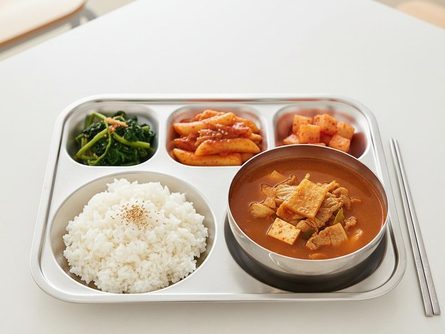 급식 식판 위에 놓인 밥과 국, 반찬이 담긴 모습
