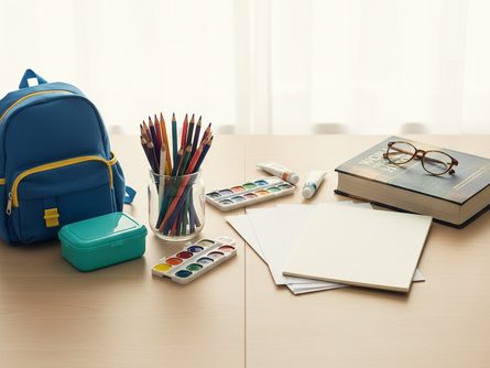 교실에서 선생님과 함께 활동하는 초등학생들