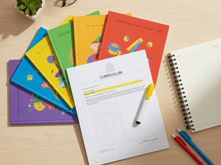 교육과정 문서와 교과서가 놓인 책상