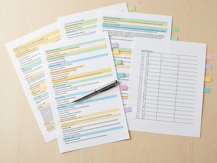 교육과정 문서와 체크리스트가 놓인 책상