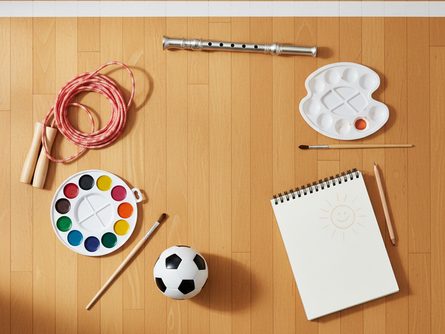 체육 용품, 악기, 미술 도구가 함께 놓인 모습