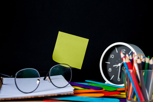 책상 위에 놓인 주간 시간표와 필기구